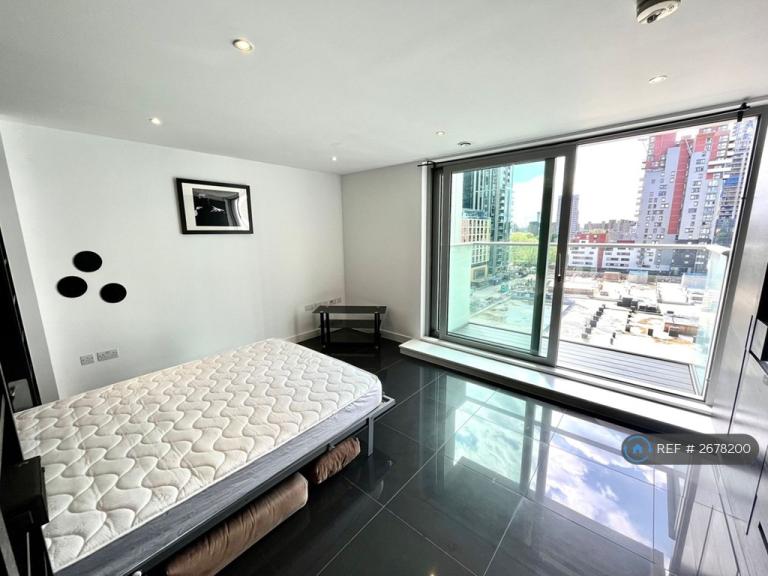 Studio flat in Pan Peninsula Square, London, E14 (#2678200)