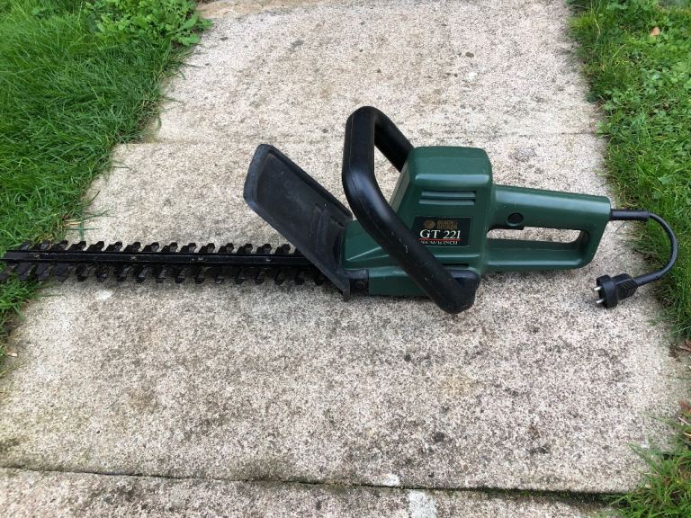 Black & Decker GT221 40cm/16” 420 Watt Mains Electric Hedge Trimmer