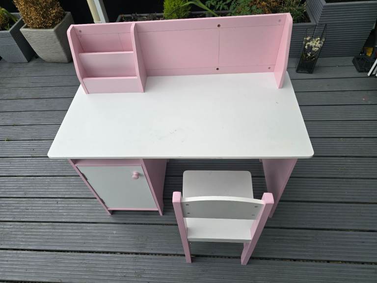 Girl's furniture 