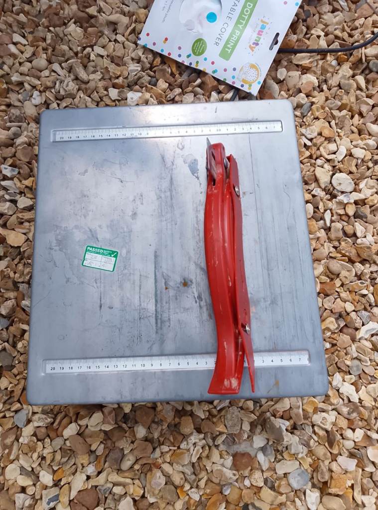 Tile cutter