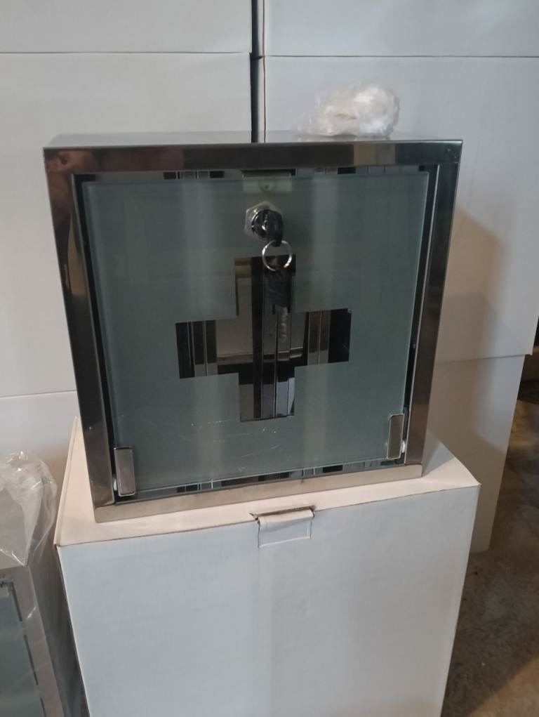 New lockable medicine cabinet/ first aid cabinet (11 available £5 each)