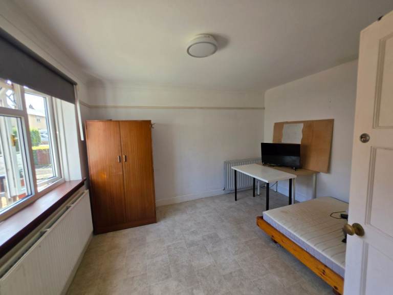 Double bedroom in Inch