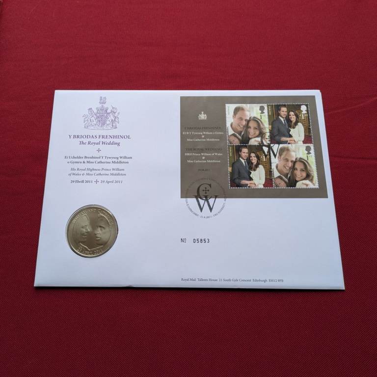 ♥ £5 FIVE POUNDS 2011 William & Catherine coin and stamp cover