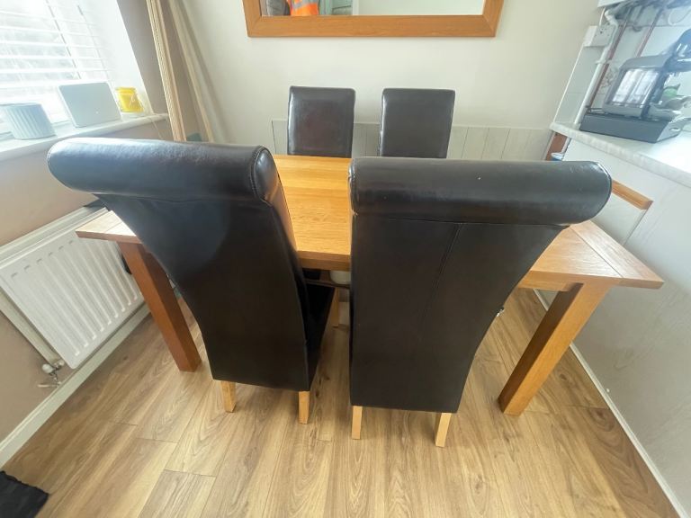 Solid Oak 4/6 seater dining table with 4 chairs