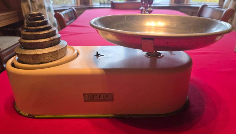ANTIQUE HARPER ENGLISH FARMHOUSE KITCHEN WEIGHING SCALE VINTAGE WITH WEIGHTS