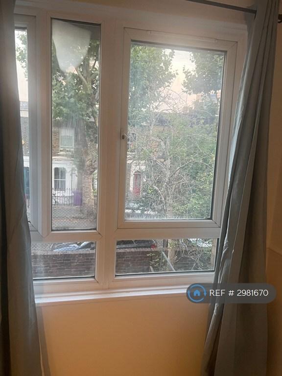 1 bedroom flat in Fairfoot Road, London, E3 (1 bed) (#2981670)
