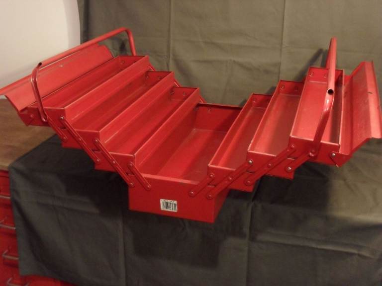 Seven tray, four tier, cantilever toolbox in very good condition.