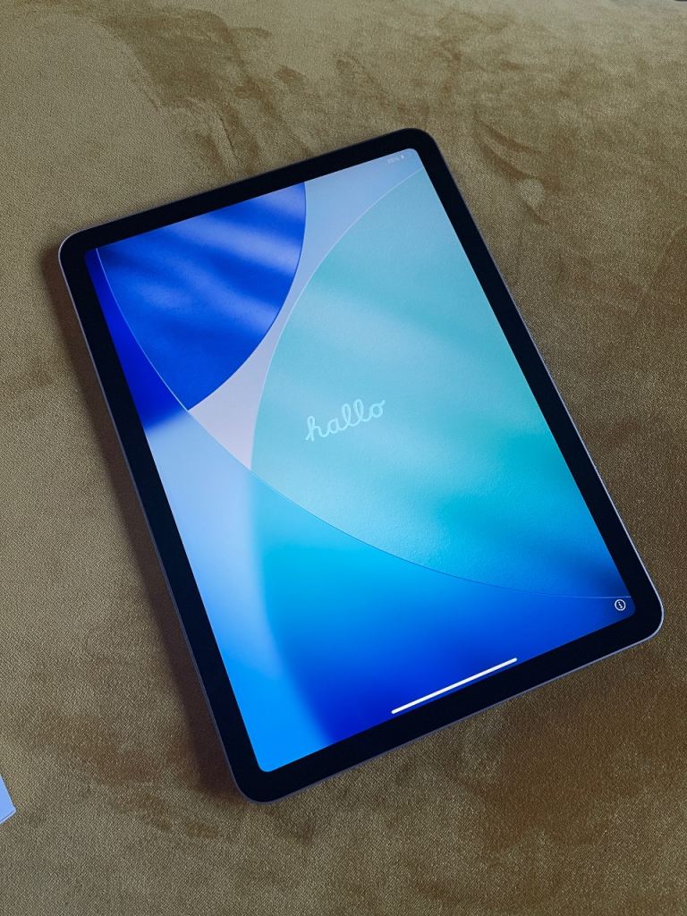 Apple iPad Air 11-inch (M3, 2025) – 128GB Wi-Fi Mint condition – barely used - Space Grey