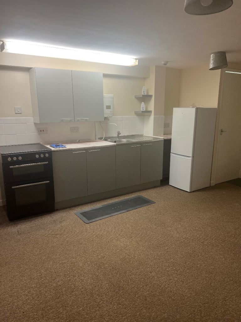 ONE BED FLAT FOR RENT. GORSE HILL. £675 per month 