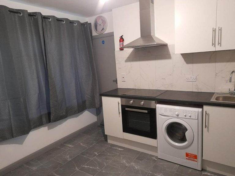 Single Ensuite Studio Room in Feltham, London, TW137BJ