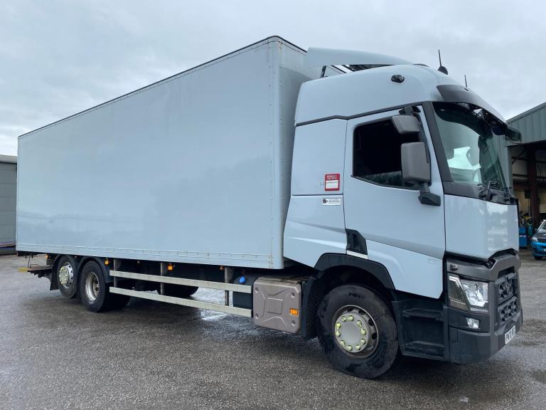 2020/70 DAF RENAULT TRUCKS T-RANGE 26 TONNE SLEEPER CAB BOX WITH SLIDE OUT LIFT