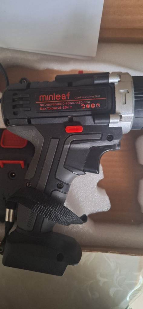 Two types of torch light,  and 1 Electric screw driver 