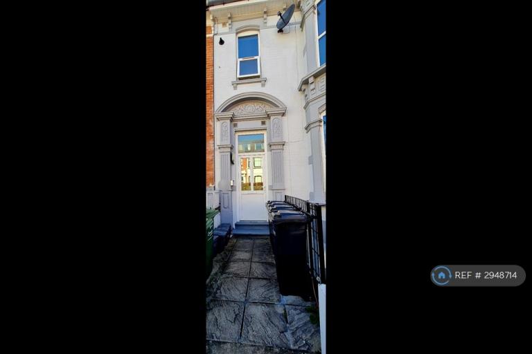 2 bedroom flat in Southsea, Portsmouth, PO4 (2 bed) (#2948714)
