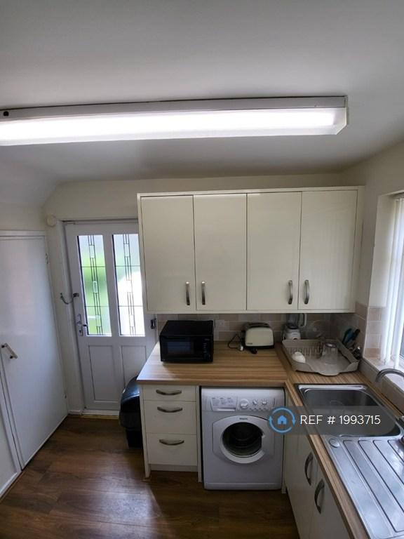 2 bedroom house in Town Street, Leeds, LS10 (2 bed) (#1993715)