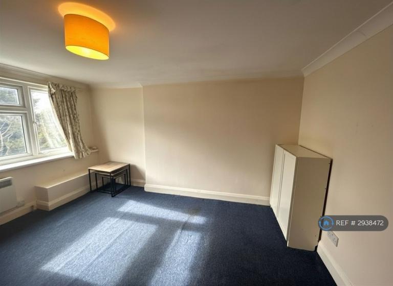 1 bedroom flat in Hanworth Road, Hounslow, TW3 (1 bed) (#2938472)
