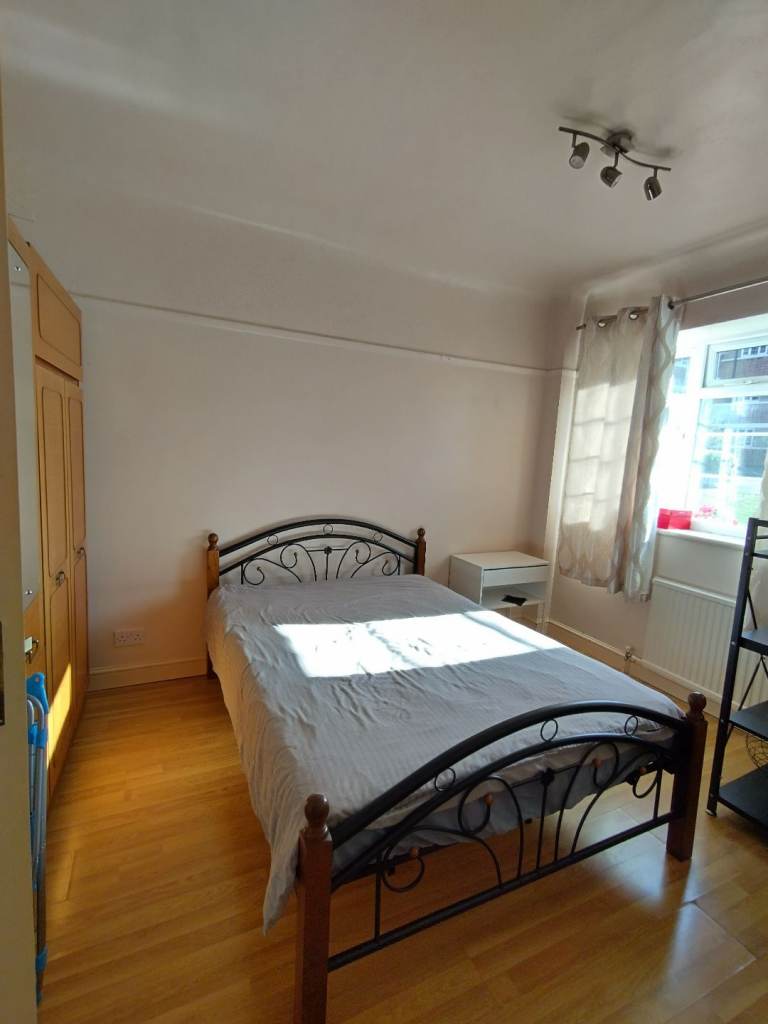 Lovely!!! Double Room, Clean and quit in New Par  k Road Clapham 
