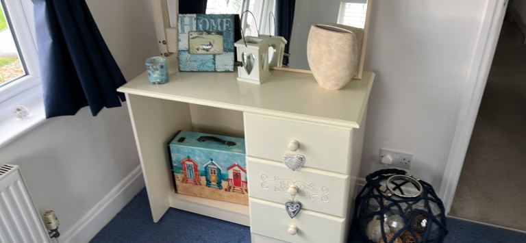 Dressing table with free standing mirror 