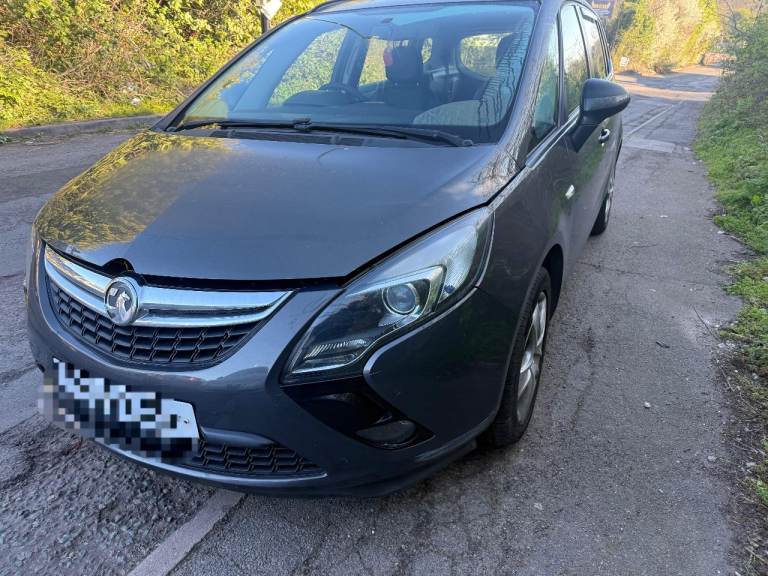 Breaking spare parts vauxhall zafira 2016