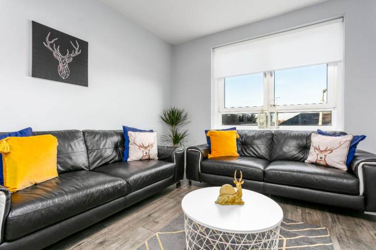 Need a short term let / accommodation? *** Serviced apartment 2 mins from train station ***