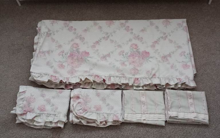 Matching Double Duvet Cover & Curtains. 