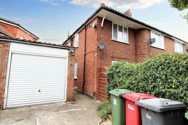 2 Bedroom Ground Floor Maisonette with Garden - Close to Town