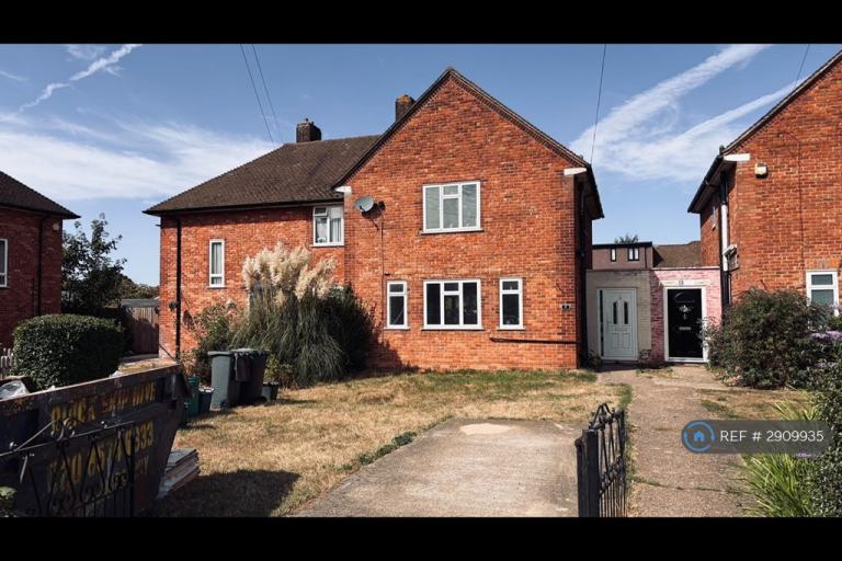 3 bedroom house in Monks Close, Ruislip, HA4 (3 bed) (#2909935)