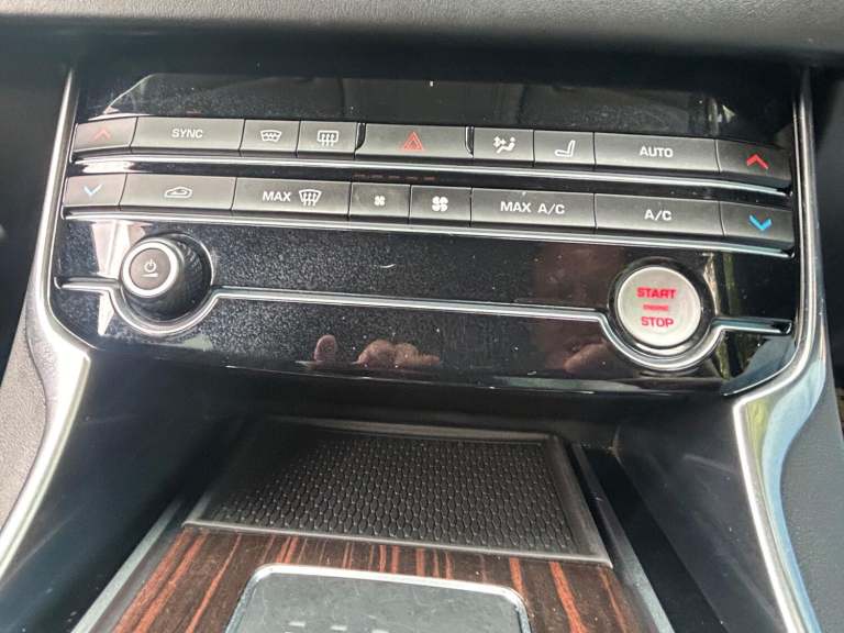 JAGUAR XF 2.0 T 250*PORTFOLIO ESTATE*Xenons-Meridian-FSH-ULEZ-Cam-Pronav*Superb