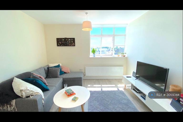 1 bedroom flat in Tower House, London, SE13 (1 bed) (#3059344)
