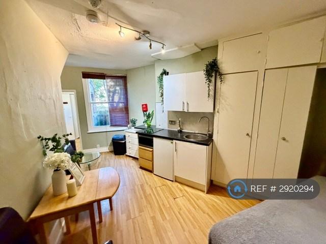 Studio flat in Ravenscroft Road, London, W4 (#2920294)