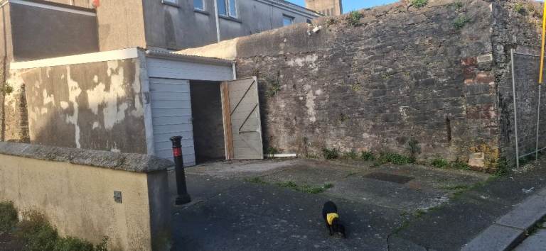 Garage with forecourt to rent