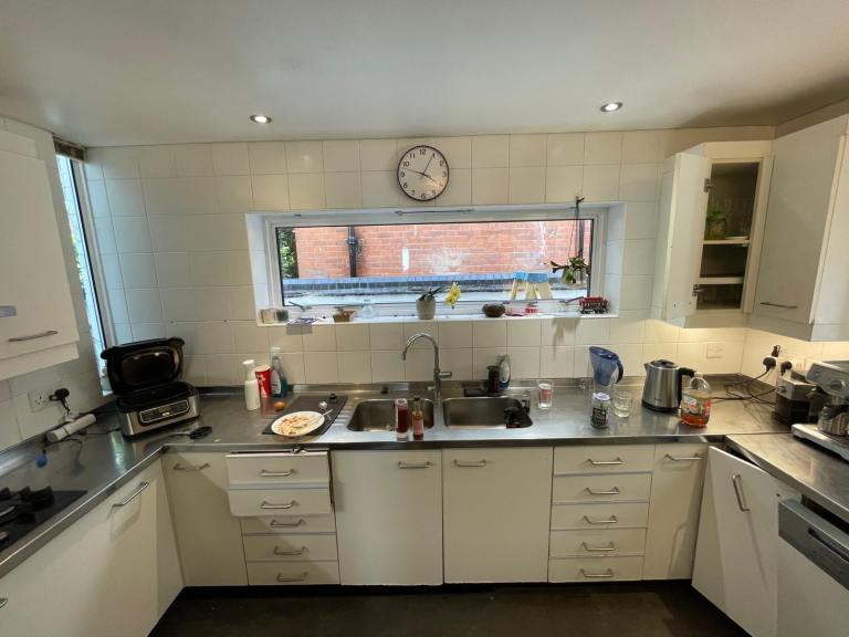 Kitchen stainless steel work top with integrated sink– Good Condition