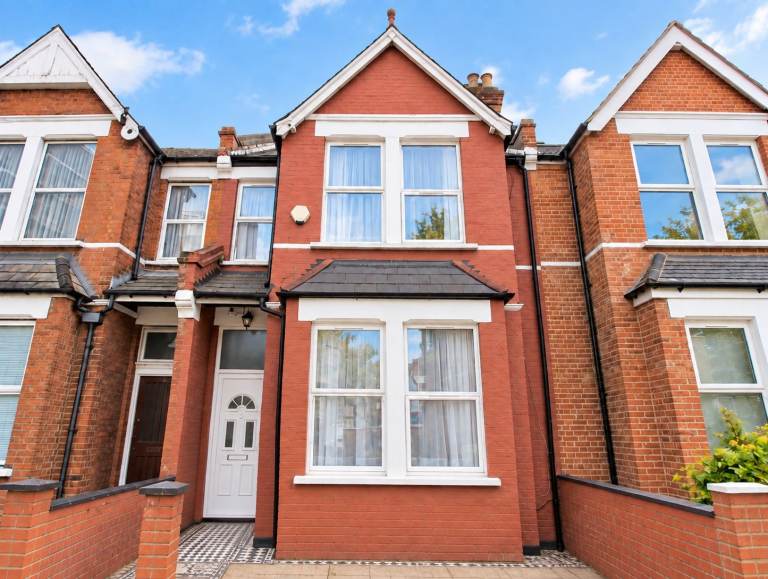 five to six bedroom house for rent ideal for professional sharers or family availble now