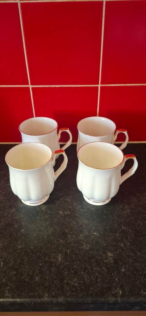Set of 4 Fine Bone China Mugs – White with Gold Trim