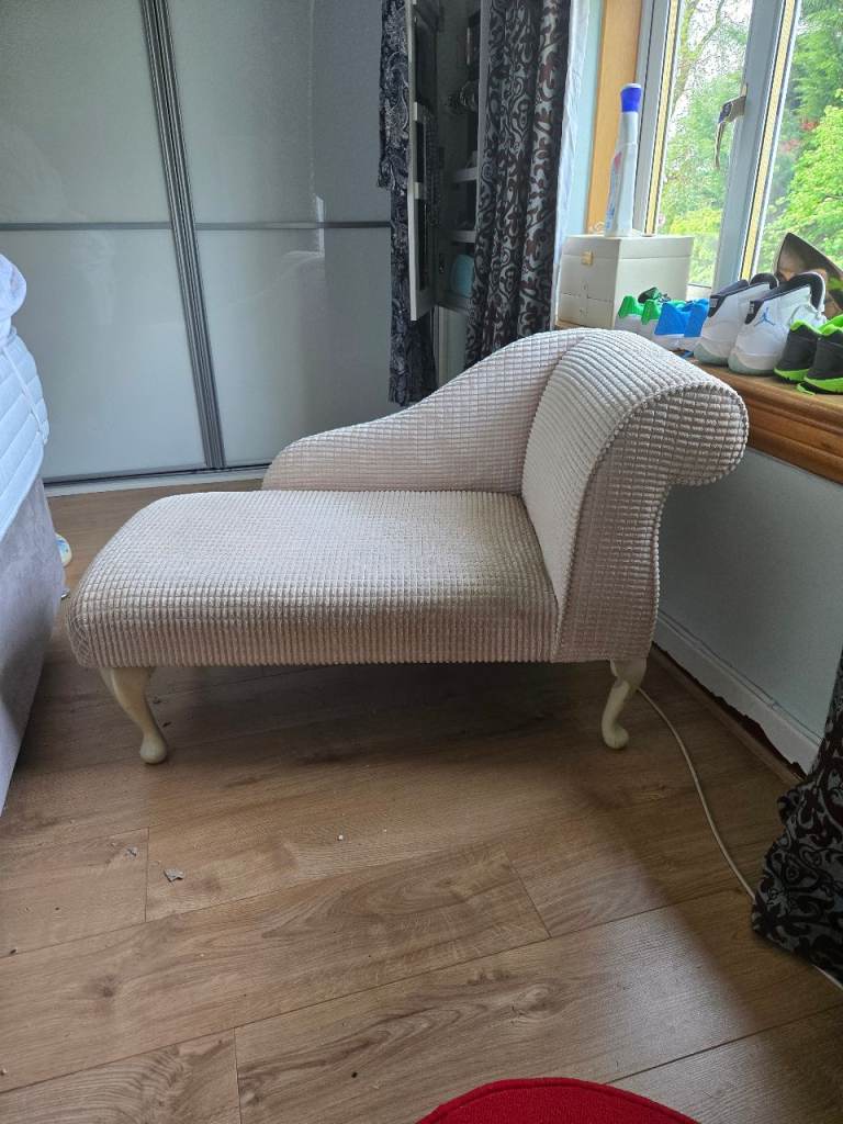 Cream Velvet Mini Chaise Lounge – price drop Good Condition