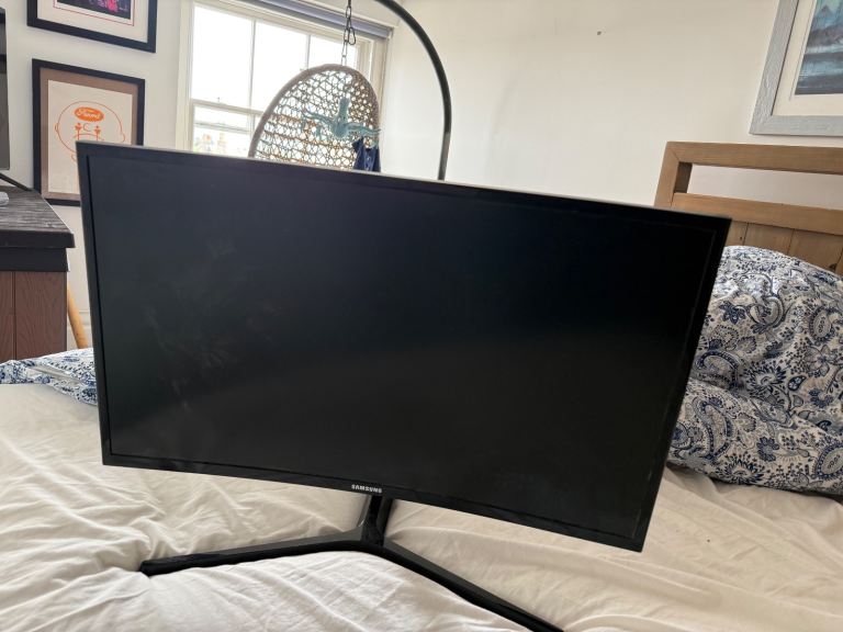 Samsung 27″ Curved Monitor (C27F396FHU) – Excellent Condition