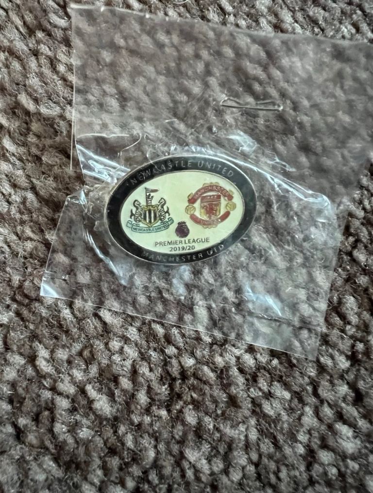 Newcastle united v Manchester United 2019-2020 pin badge New