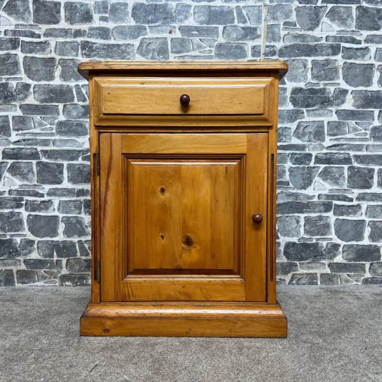 Country Collectibles Pine Bedside Cabinet – Drawer & Cupboard Storage