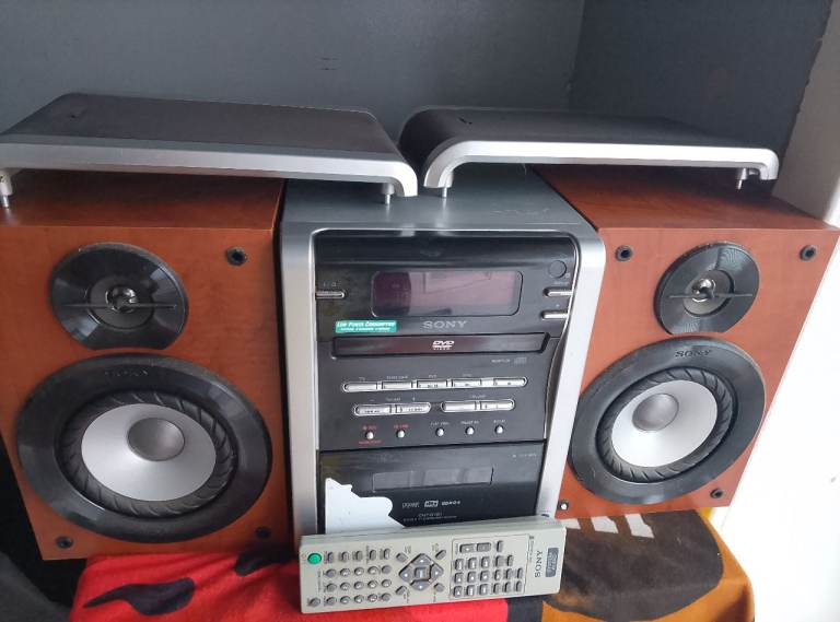 Sony Stereo System with Speakers and Remote – Good Condition