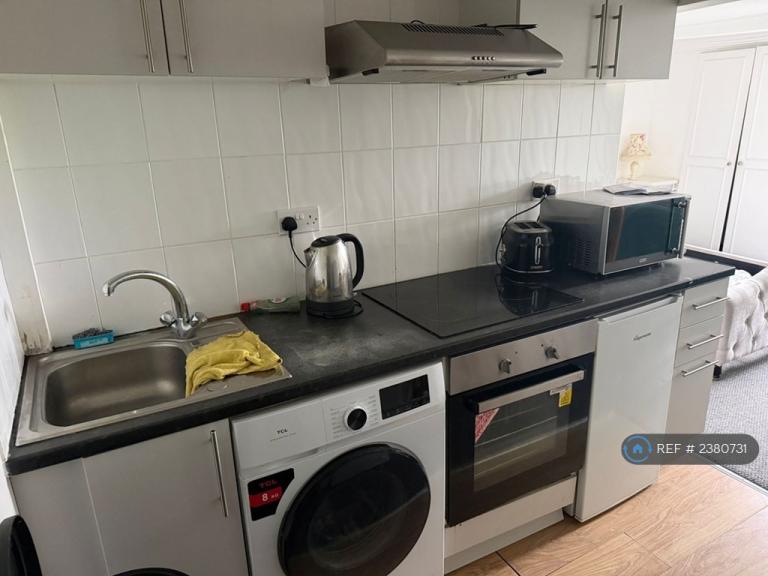 Studio flat in Sextons, East Molesey, KT8 (#2380731)