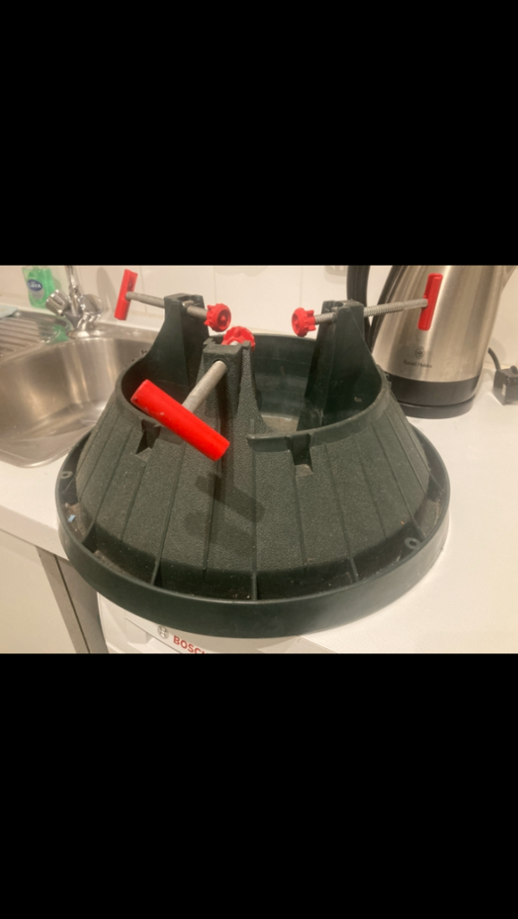 Christmas tree stand with water storage