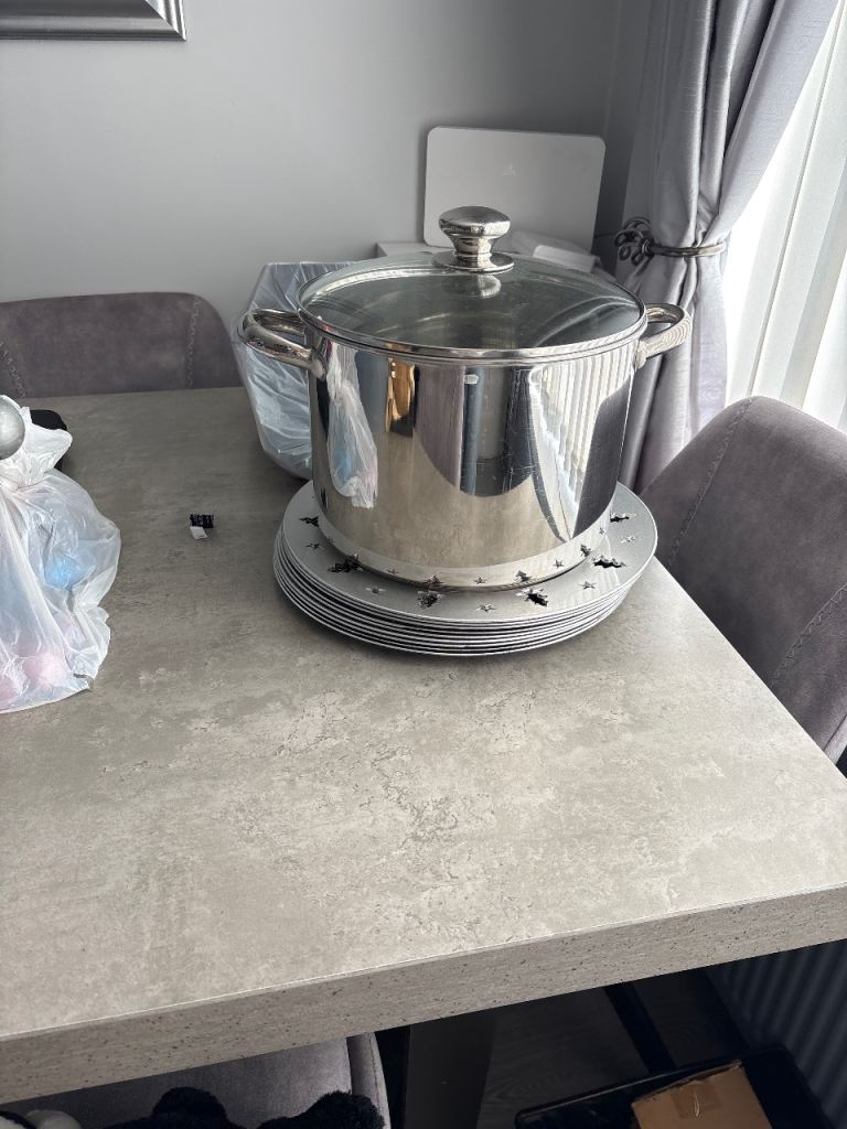 Large Stainless Steel Cooking Pot with Glass Lid – Good Condition