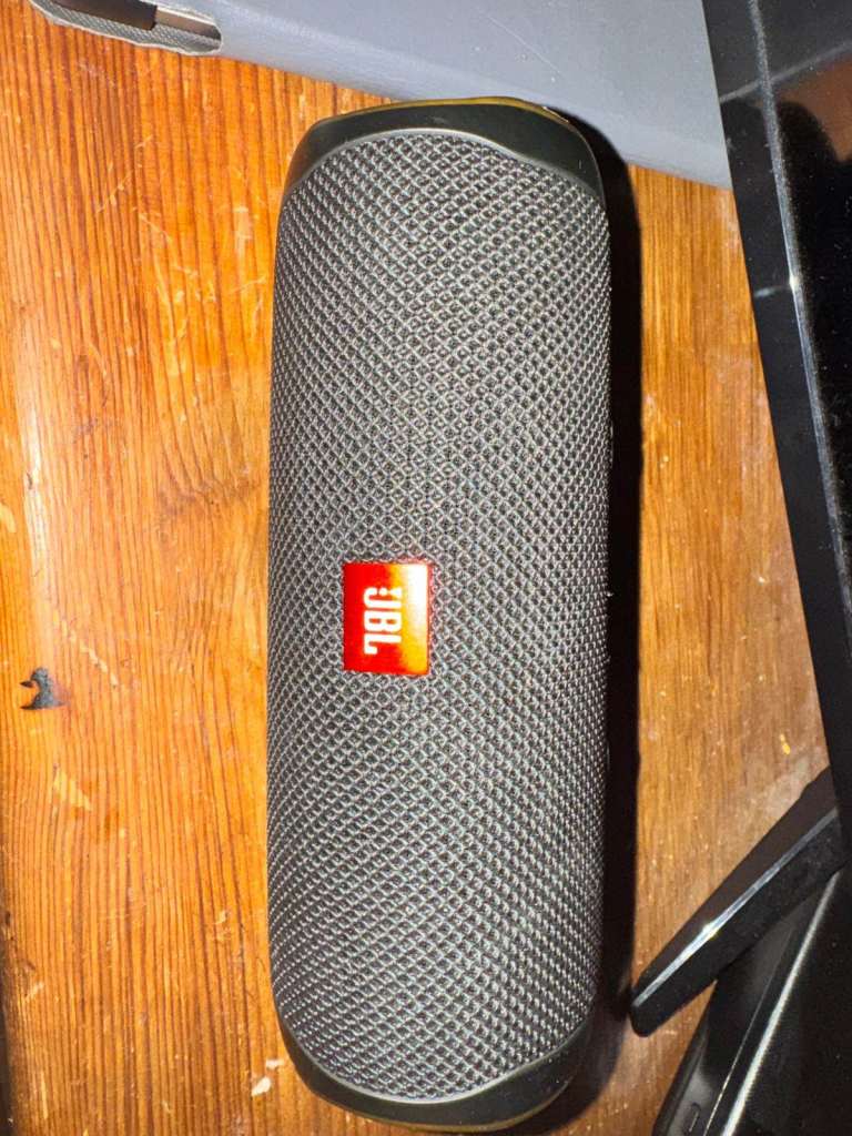 JBL Flip5 bluetooth speaker 