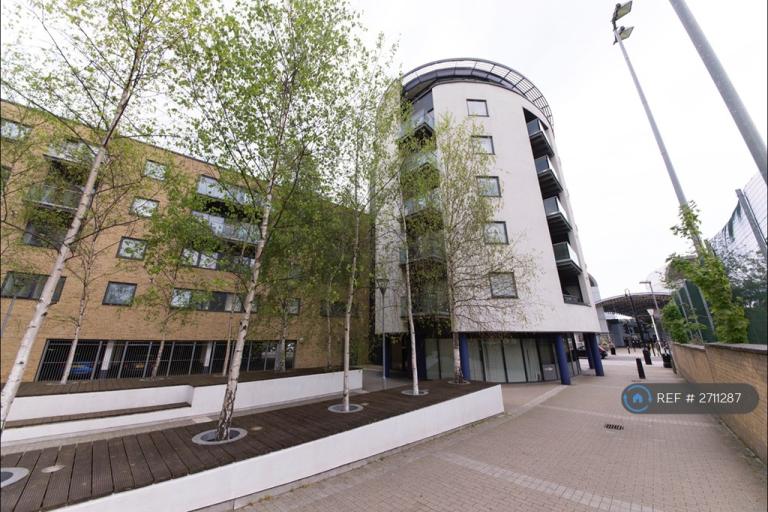 1 bedroom flat in Douglas Path, London, E14 (1 bed) (#2711287)