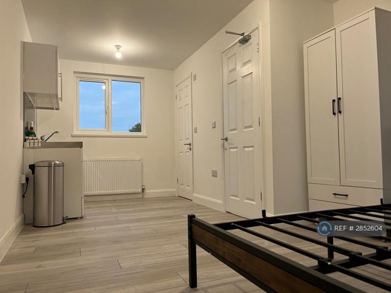 1 bedroom in Chatham, Chatham, ME4 (#2852604)