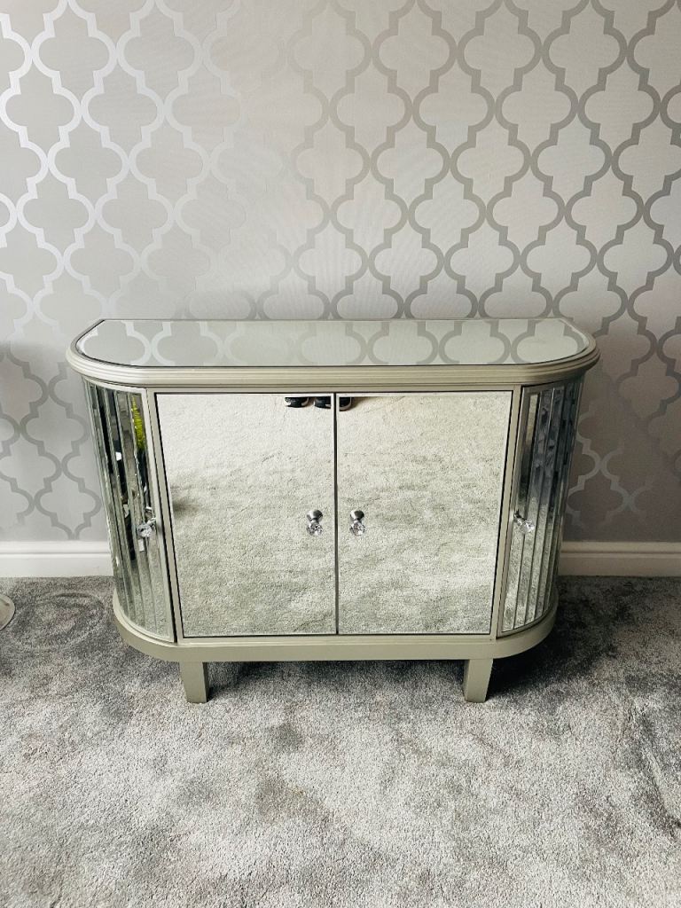 Mirrored sideboard 