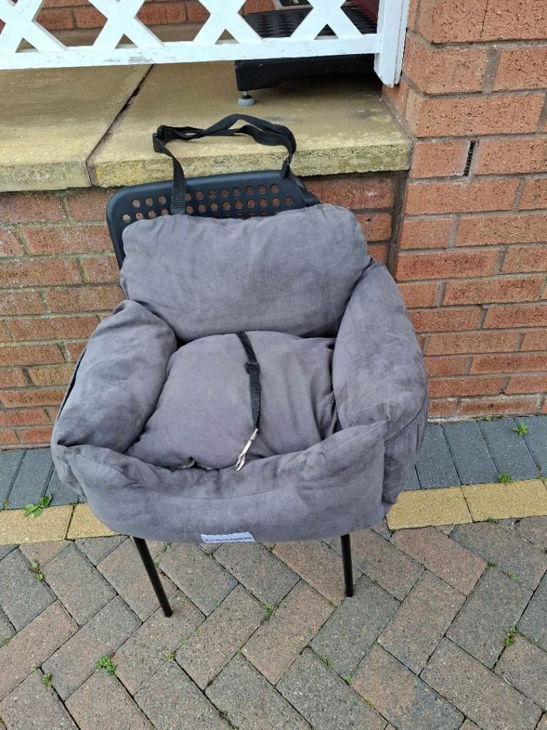 4 Car Dog Seats for small to medium sized dogs. All seats are Only £10 Each, from a smoke free home.