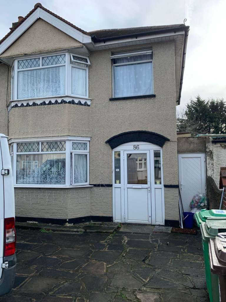 Beautiful 3 Bedroom House With Private Garden Available To Let On Erskine Road, Sutton (SM1 3BH)