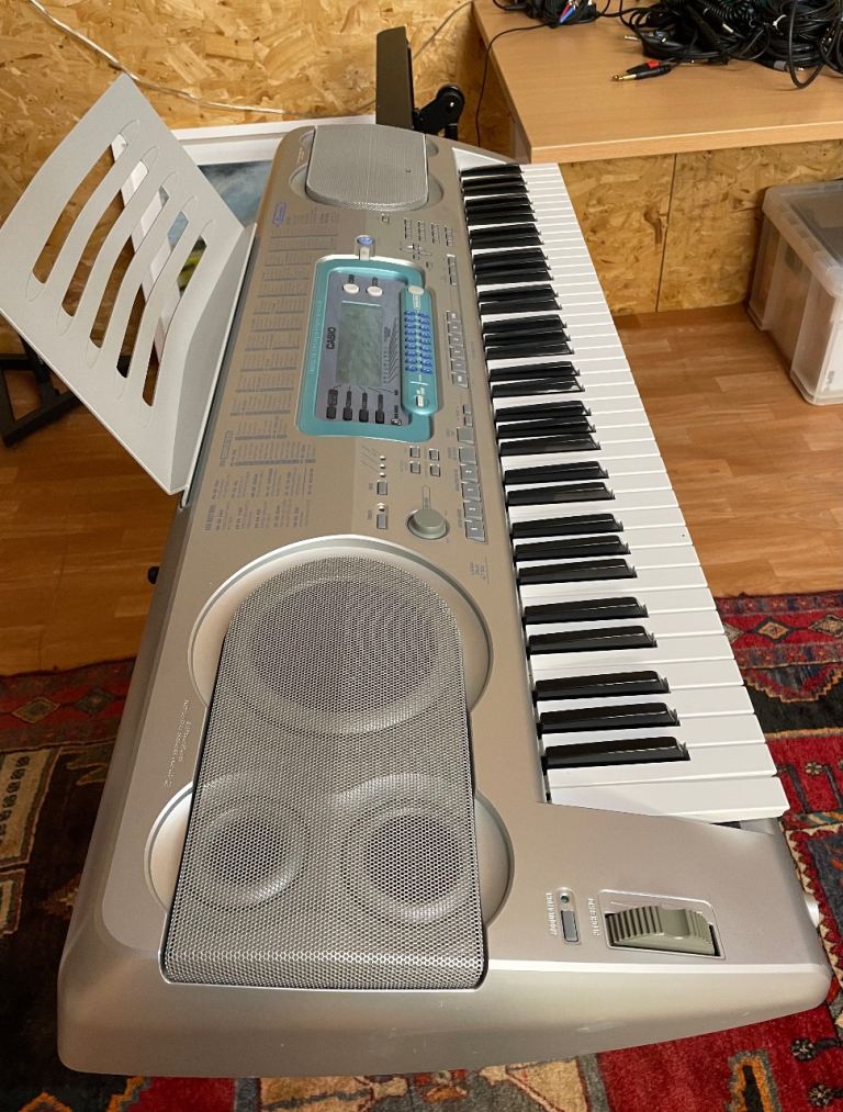 CASIO WK3000 KEYBOARD IN GREAT CONDITION WITH ACCESSORIES