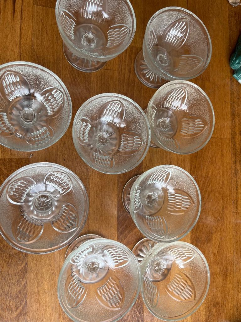 Set of Glass Dessert Bowls/Sundae Dishes – Good Condition
