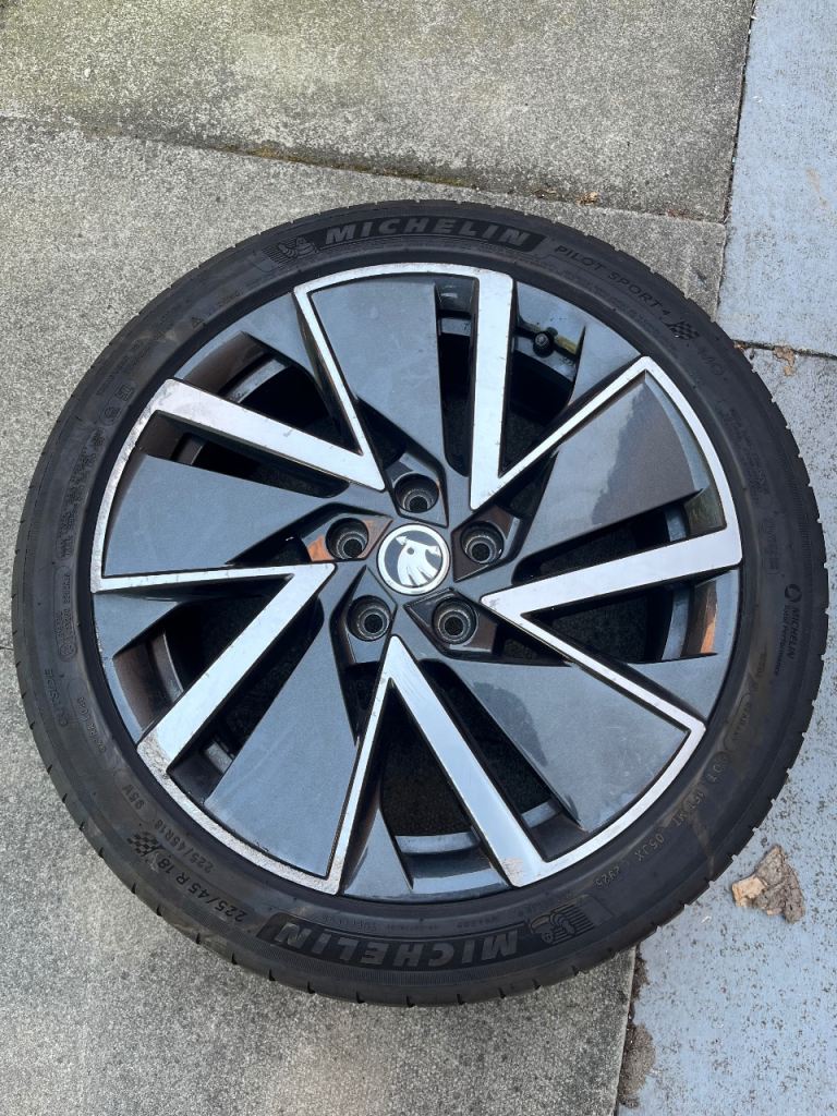 Genuine Skoda Octavia alloy wheels 225 45 18 Michelin tyre